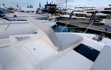 Riviera 5600 Sport Platinum Edition adjustable foredeck backrests