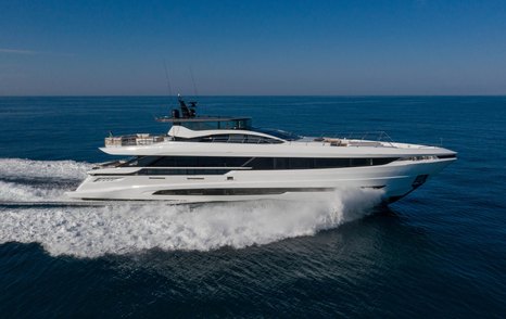 Mangusta GranSport 33 on water