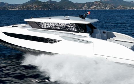 Sunreef-Ultima-55-Review-side-running