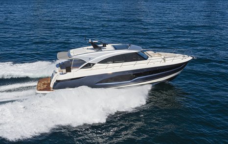 5600 Sports Yacht Platinum Edition under way 