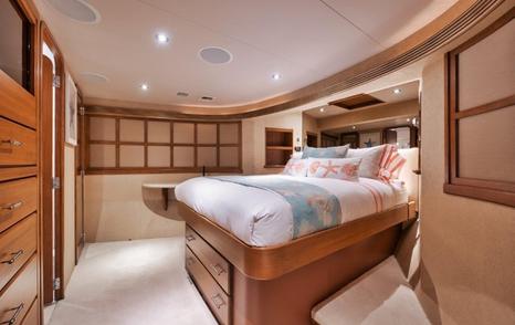 Motor yacht Island Girl's VIP cabin