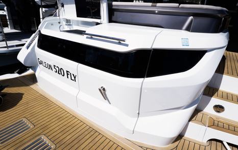 Galeon 520 Fly stern view showing transom and swim platform layout