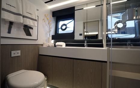 Pearl 73 amidships owner’s cabin en suite bathroom