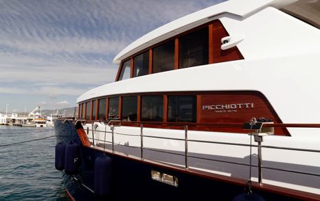 Picchiotti-Gentlemans-24-Review-side-deck-railings