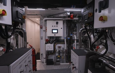 Benetti-B.Yond-37M-engine-room