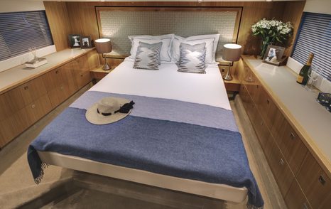 Fairline Squadron 50 master cabin