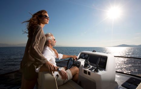 Bavaria-Virtess-420-Fly-flybridge-helm