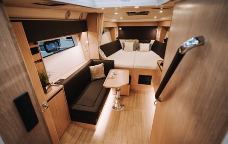 Bavaria SR35 HT motor yacht bedroom