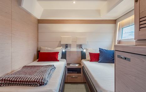 Twin cabin with two single berths onboard Beneteau Grand Trawler 63
