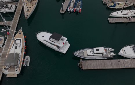 Beneteau Swift Trawler 37 Fly turning within its own length using bow and stern thrusters