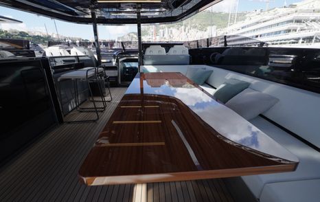 Riva-112-DolceVita-Super-Review-flybridge-dining