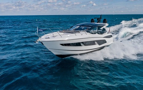 Sunseeker Predator 55 Evo underway, surrounded by sea.