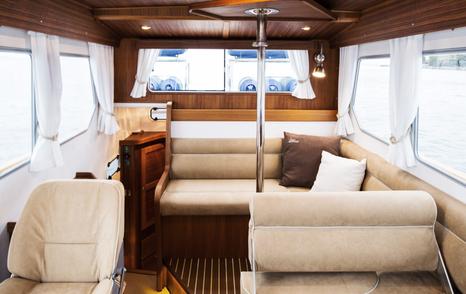 Targa-32-Coupé-saloon-open-dinette