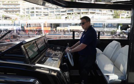 Riva-112-DolceVita-Super-Review-jack-upper-helm