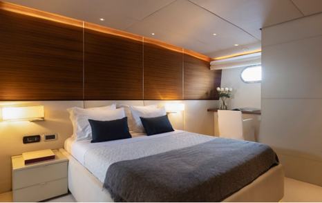 Motor Yacht Tropicana guest cabin