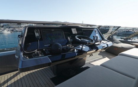 Sunreef-Eco-Power-60-helm-console