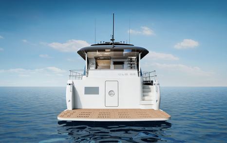 motor yacht CLB65 SUV at anchor beach club view