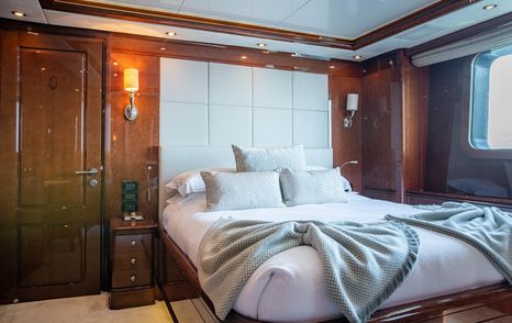 Superyacht Checkmate guest cabin