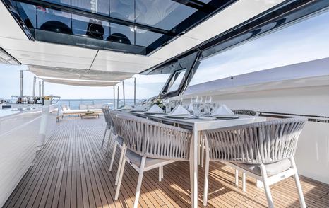 Ferretti motor yacht Isotta sundeck dining area 