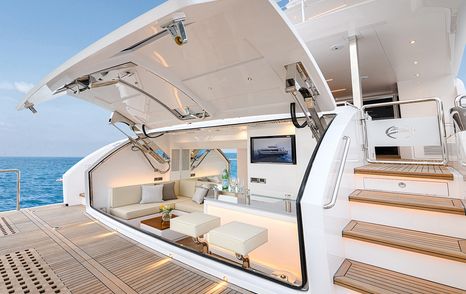 Horizon FD100 motor yacht beach club