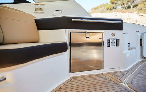Sea-Ray-Sundancer-320-main-deck-cooler