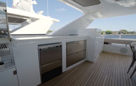 Numarine 40MXP sundeck bar with refrigerated storage and double grill