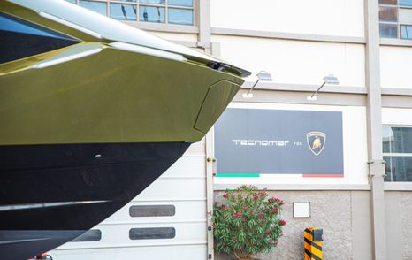 Tecnomar for Lamborghini 63  hull close up with Tecnomar sign in background