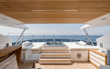 Superyacht Olivia sundeck jacuzzi