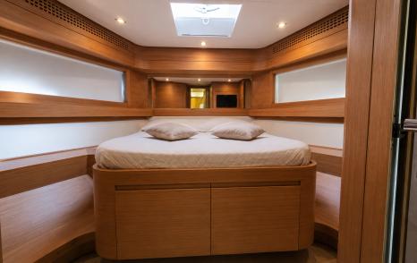 Pershing motor yacht Kioni guest cabin with double bed 
