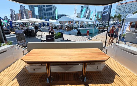 Maritimo M50 cockpit table and seating area