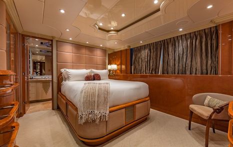 Superyacht I Love This Boat's queen cabin
