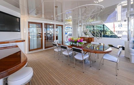 Motor yacht Gigi's outdoor dining table 