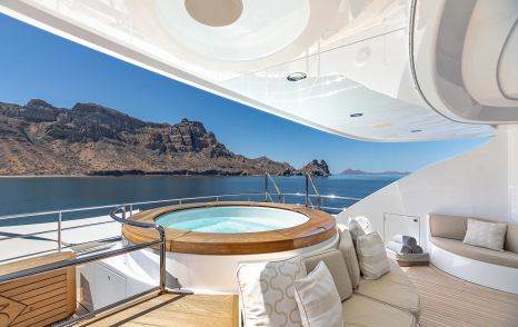 Superyacht Rochade sundeck jacuzzi