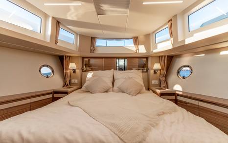 Greenline's 45 Coupe bedroom 