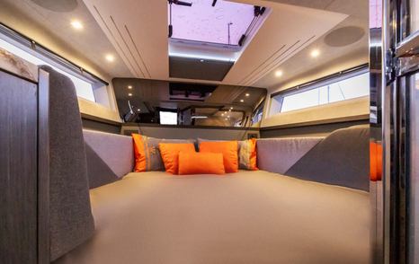 Dominator-Midi-Ilumen-M35-lower-deck-berth