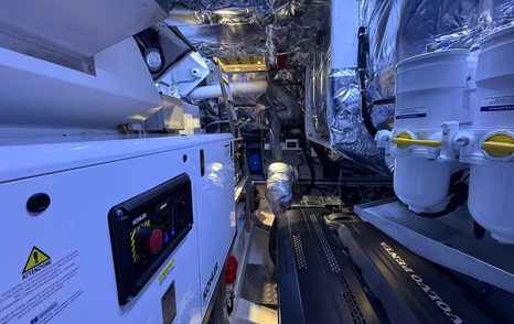 solaris-power-70-long-range-engine-room-tight-access-between-engines