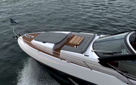 Sunseeker-Predator-75-foredeck