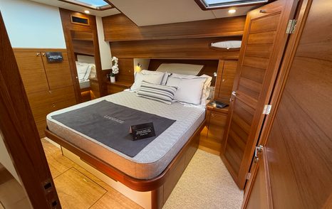 Grand Banks GB62 Flybridge guest cabin