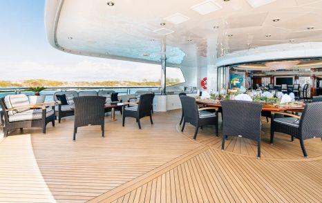 Superyacht Elis Et Mar bridge aft deck seating 