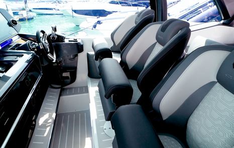 Galeon-435-GTO-helm-seats