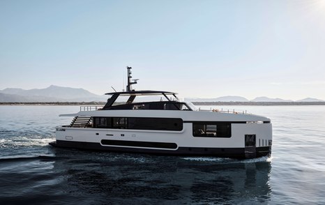 Azimut Magellano 27M under way