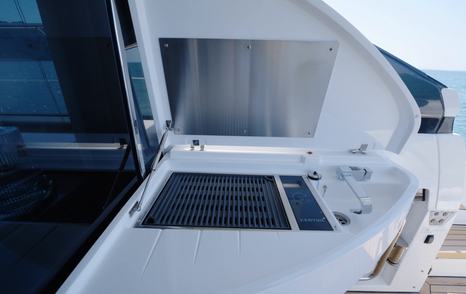 Cockpit wet bar with Kenyon electric grill on the Fairline Targa 47 GT