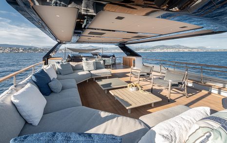 Numarine 30XP's upper deck lounging area and curved seating