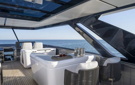 Ferretti-940-Review-flybridge-wet-bar