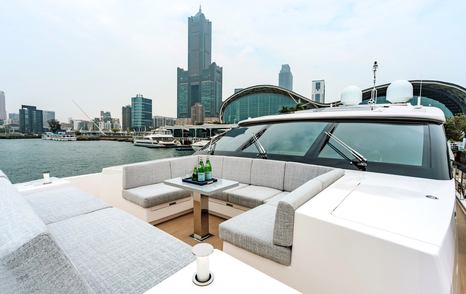 Horizon ES88 Sport Yacht KeΦi foredeck grey U-shaped seating