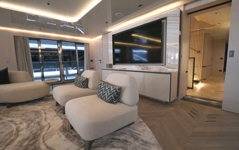 Columbus-Atlantique-43MT-Frette-Review-saloon-TV