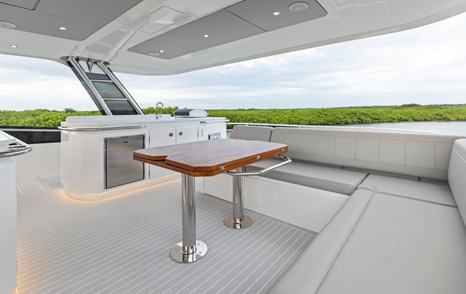 Aquila-50-flybridge-dining