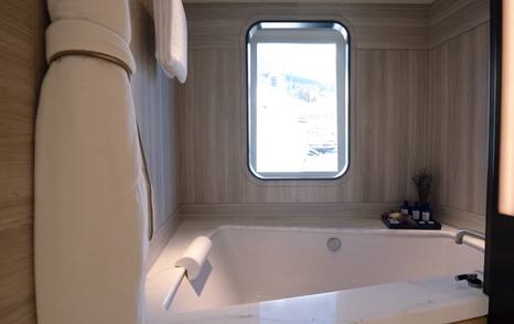 Damen-Xplorer-60-Review-owner-ensuite-tub