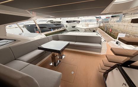 Sunseeker-75-Sport-Yacht-Review-cockpit-table
