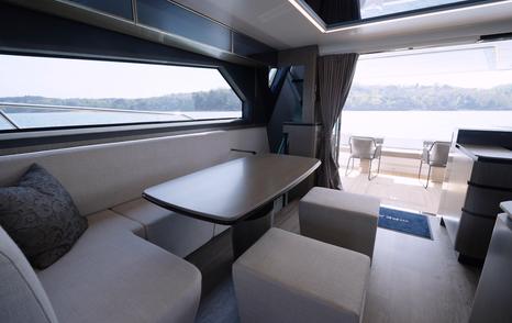 Pearl-63-Review-saloon-dinette